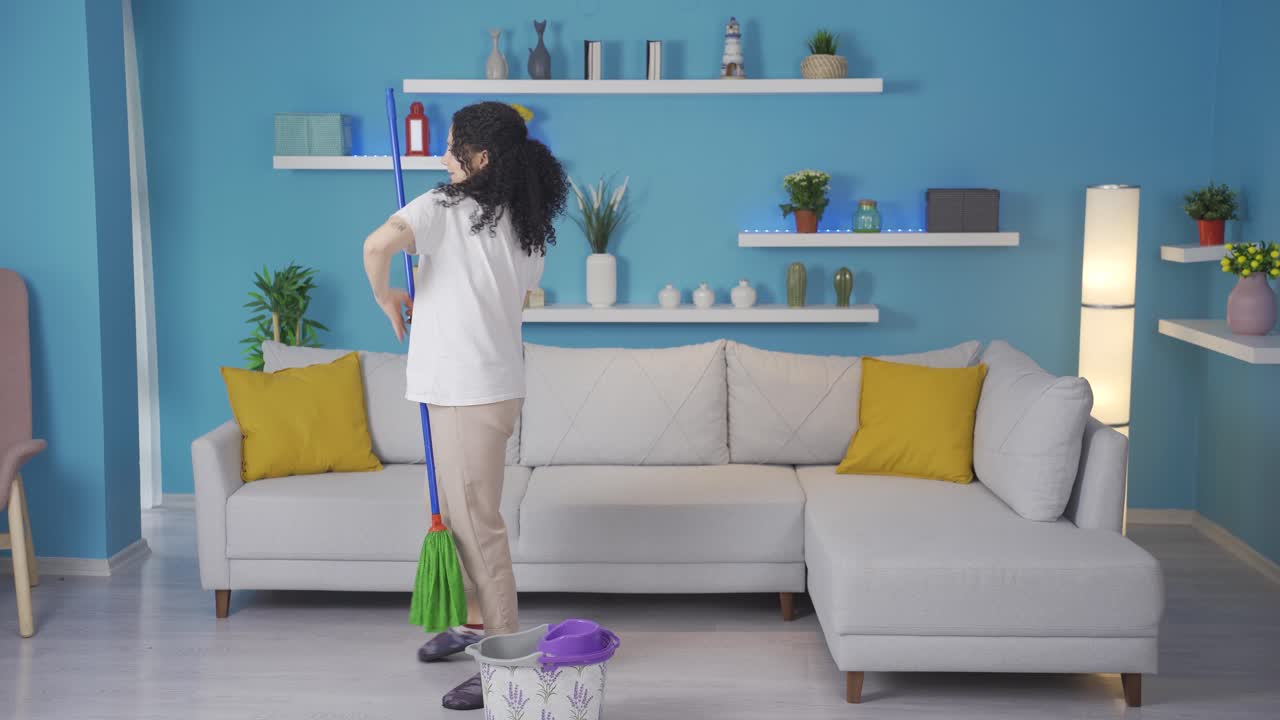 빌레다 손잡이로 춤을 추는 젊은 여성