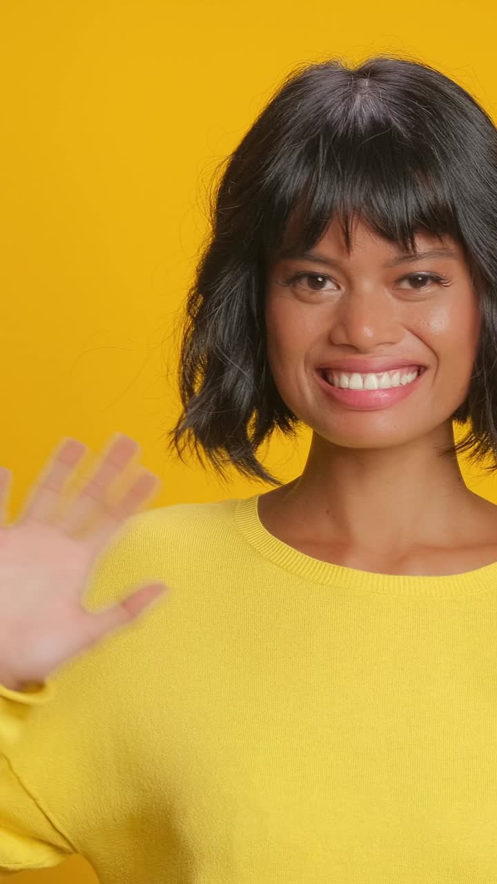 abrazar la alegría y la conexión a través de la expresión colorida en un entorno vibrante