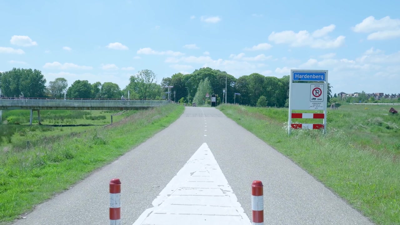 ハーデンベルク市入口へ続く舗装された自転車道