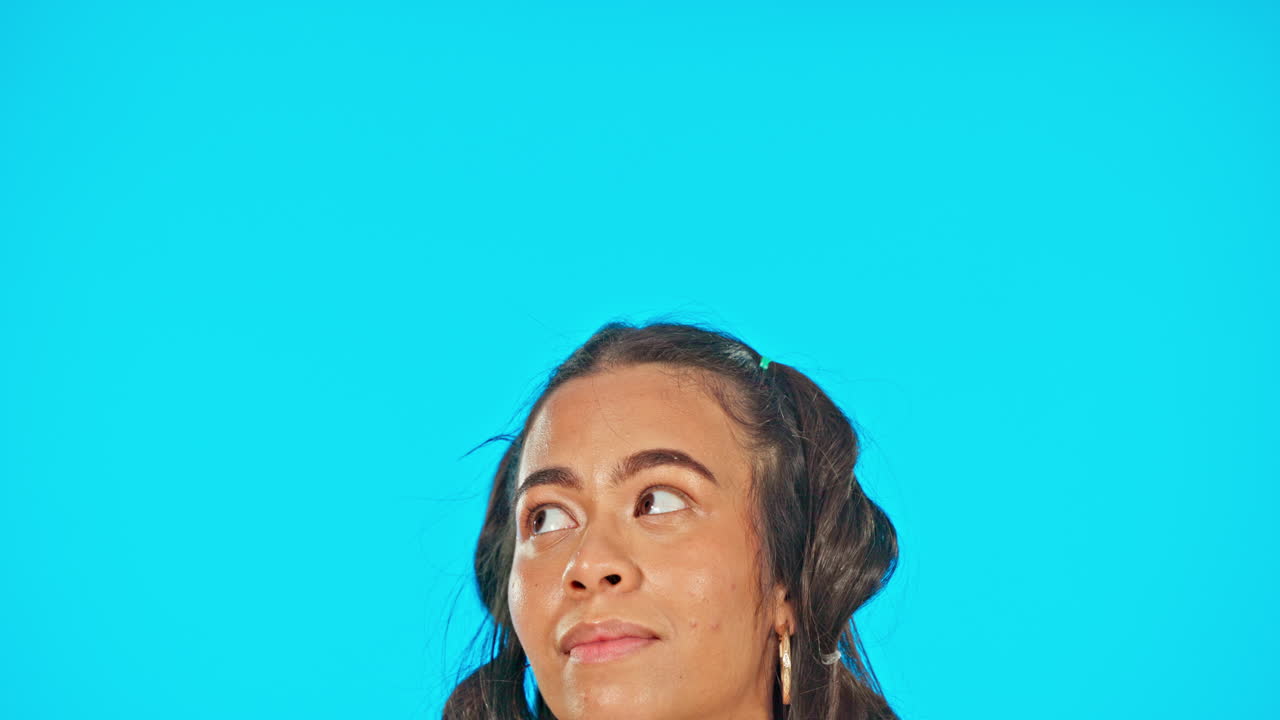 idea, pensamiento y rostro de mujer en azul