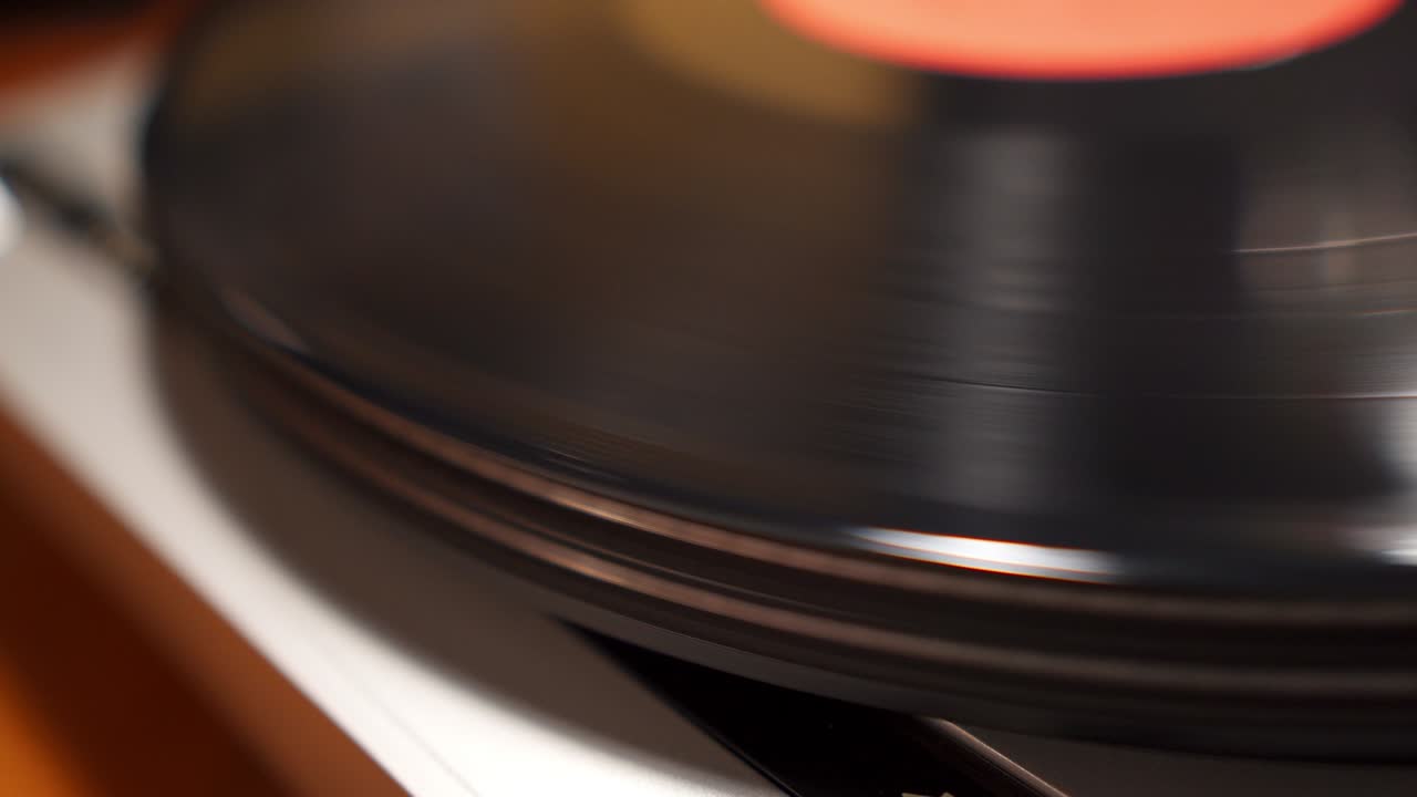 턴테이블에서 회전하는 비닐 레코드