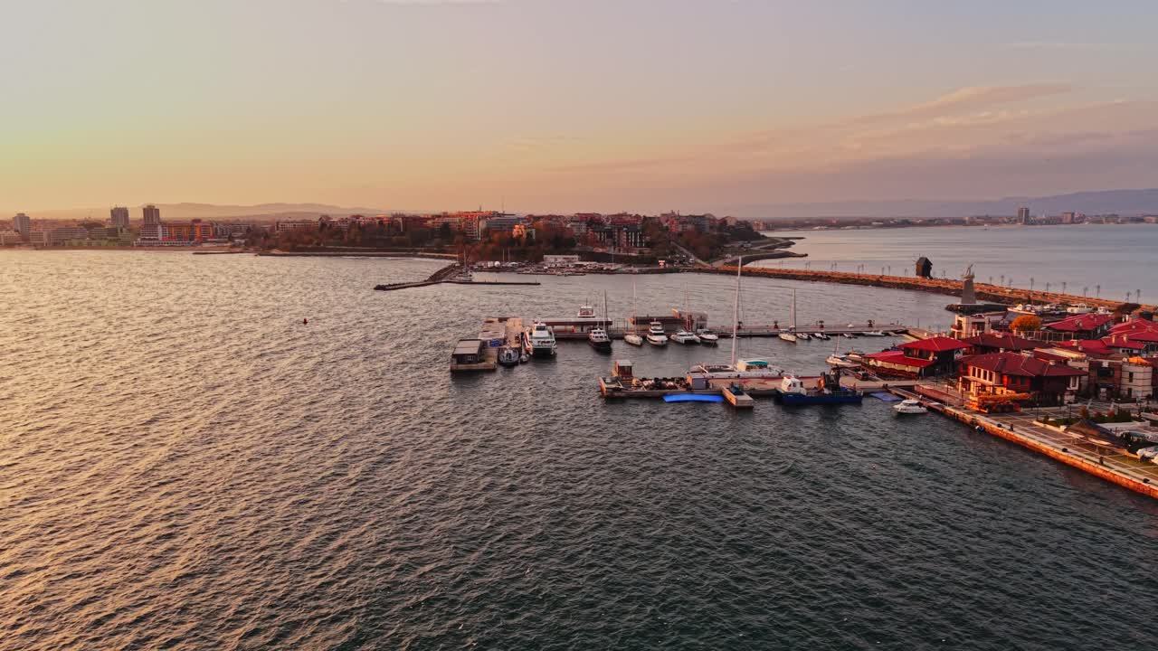 Tramonto sul porto di Nesebar in Bulgaria con barche e lungomare