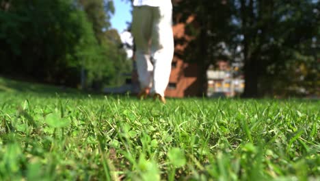 el hombre corre descalzo en la naturaleza a cámara lenta
