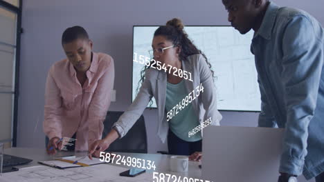 animación del procesamiento de datos sobre diversas personas de negocios en la oficina