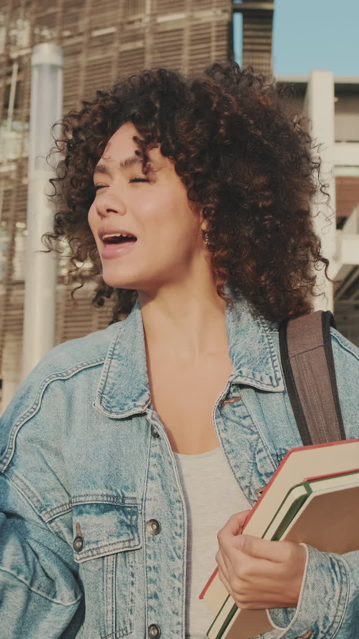 Studente con libri e zaino