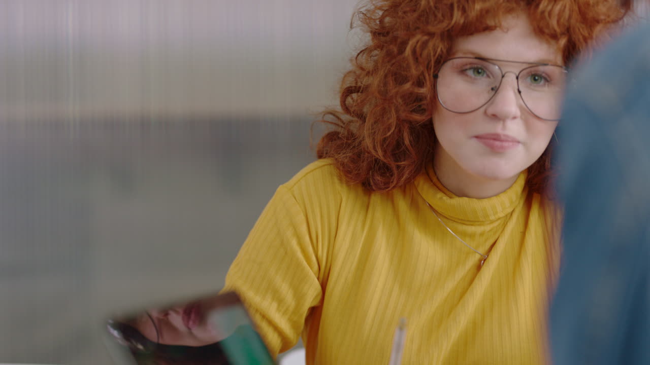 jóvenes empresarios haciendo una lluvia de ideas una hermosa mujer pelirroja usando una computadora portátil compartiendo ideas mostrando ideas de amigos en la pantalla disfrutando del trabajo en equipo en una oficina de moda