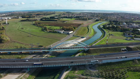 Autobahn,-Zug,-Eisenbahn-Auf-Brücke,-Luftaufnahme,-Montpellier,-Mittelmeer