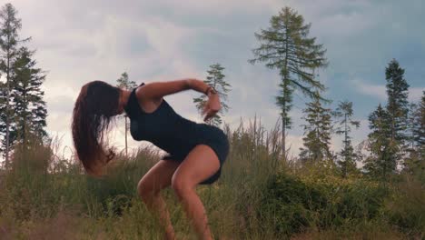 Una-Mujer-Con-El-Pelo-Largo-Y-Ondulado-Bailando-Salvajemente-En-El-Campo-De-Verano---Plano-Medio