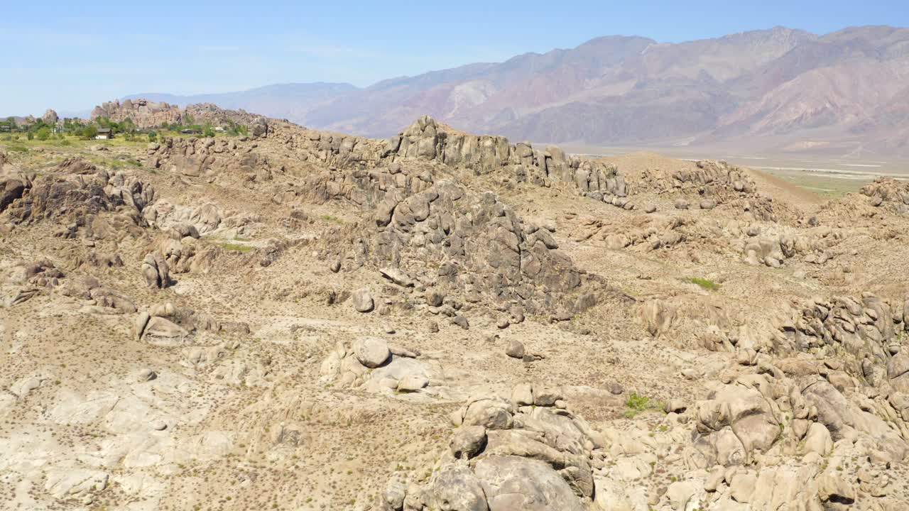 antena 4k de rocas por las colinas de alabama con el monte whitney al fondo, en california, estados unidos