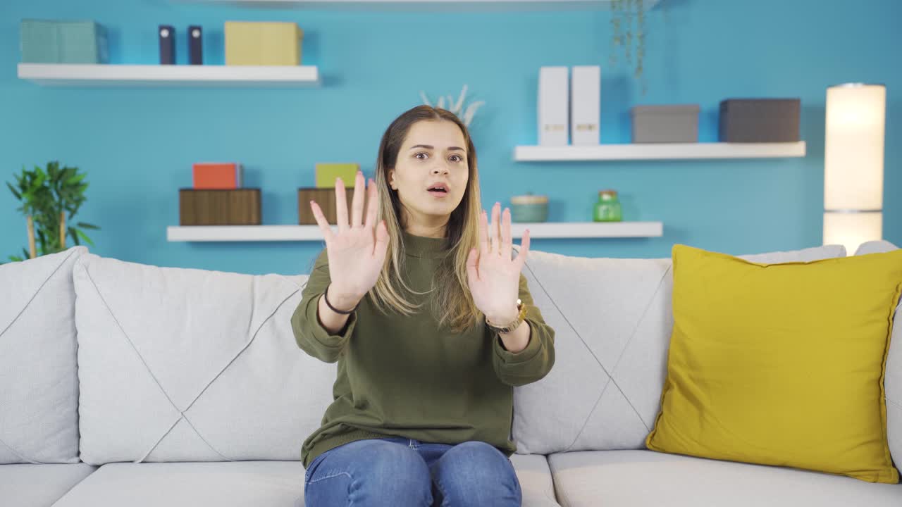 la joven dice que no con ansiedad y pánico y tiene miedo.