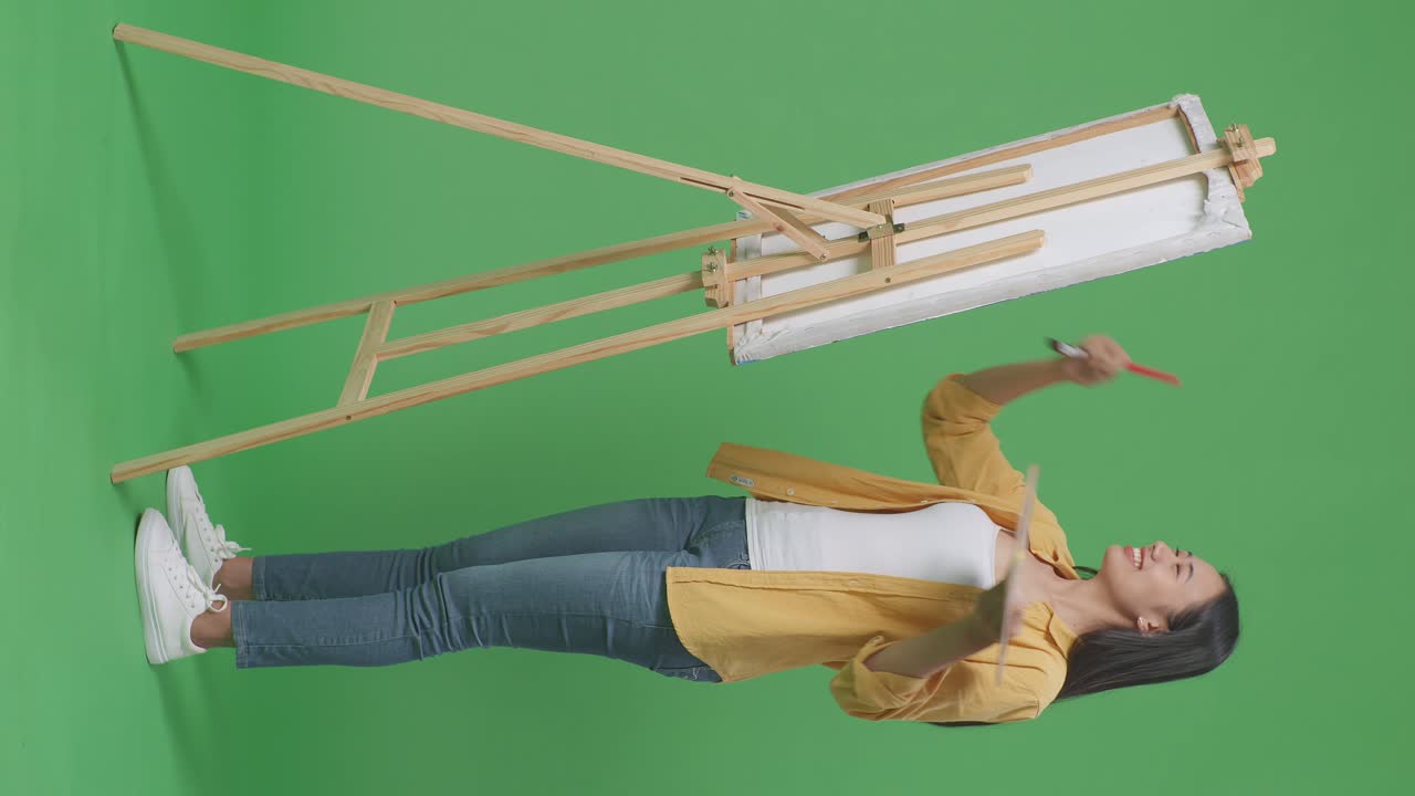 스튜디오에서 그림 그리는 여자