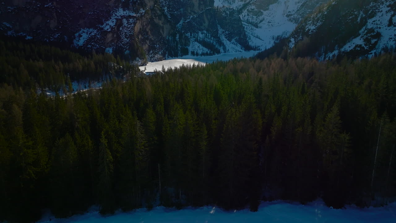 volando sobre abetos revelando lago congelado braies en dolomitas, italia