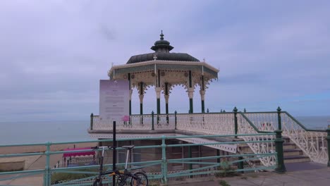 quiosco de la playa de brighton, un hito victoriano en el paseo marítimo de brighton