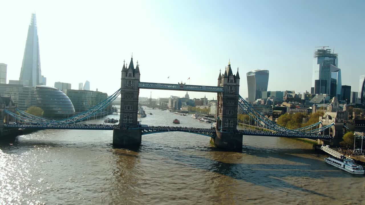 런던의 유명한 다리의 드론 샷