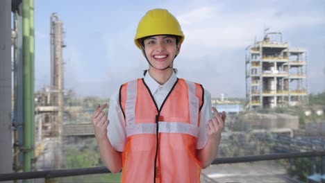 arquitecta india feliz hablando