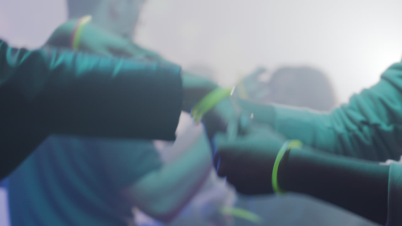 행복한 부부는 팔을 움직입니다.