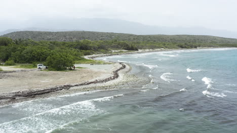 Aéreo---Gente-Nadando-En-La-Playa,-Monte-Rio,-República-Dominicana,-Tiro-Hacia-Adelante