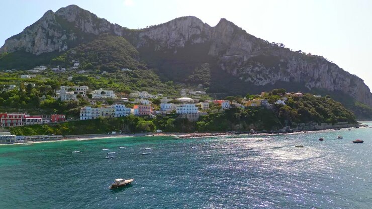 Barcos Flutuando no Oceano Perto da Ilha de Capri, na Itália