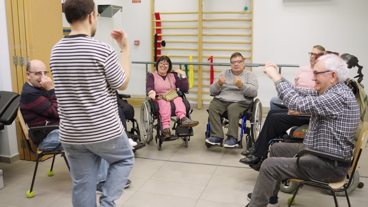 Gruppo di persone in sedia a rotelle che si incontrano