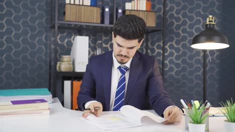 hombre de negocios leyendo papeles.
