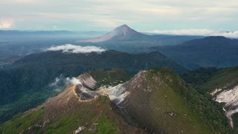 vista aérea cinematográfica de los estratovolcanes monte sibayak y monte sinabung en el norte de sumatra, indonesia
