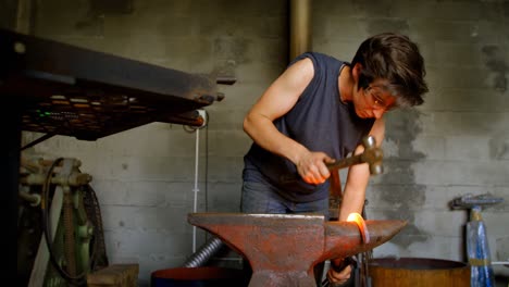 Weibliche-Metallschmiedin-Formt-Hufeisen-In-Der-Fabrik-4k