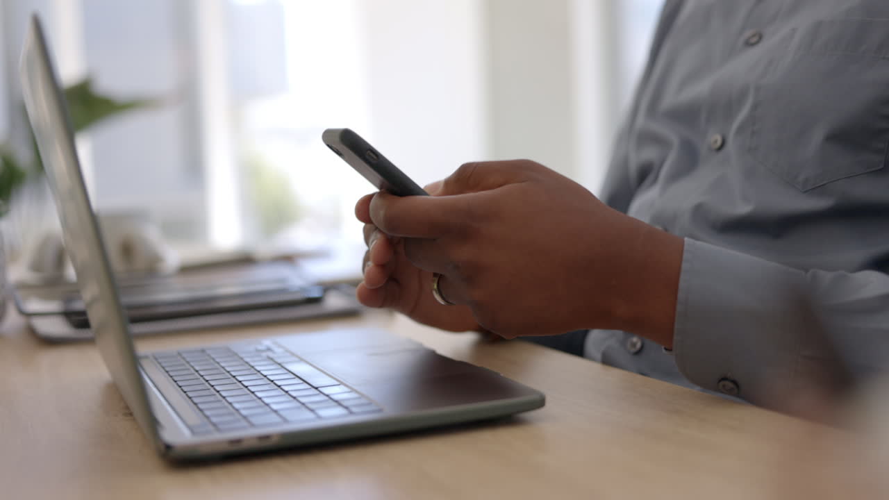 Uomo, mani e digitazione su laptop