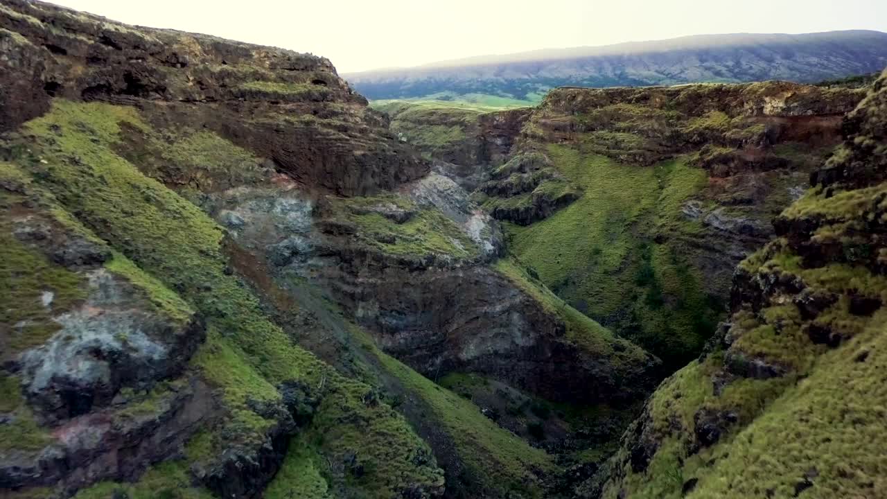 el tranquilizador dron aéreo sobre el cañón en maui, hawai, revela un paisaje impresionante.