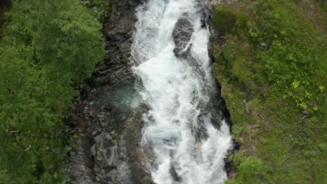 Vista-Aérea-Del-Río-Stikkelvikelva-En-Cámara-Lenta