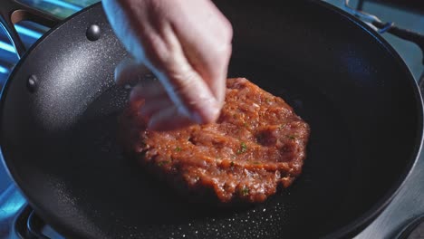 Presionando-A-Mano-Una-Empanada-Jugosa-En-Una-Sartén-Caliente-Con-Aceite-De-Cocina