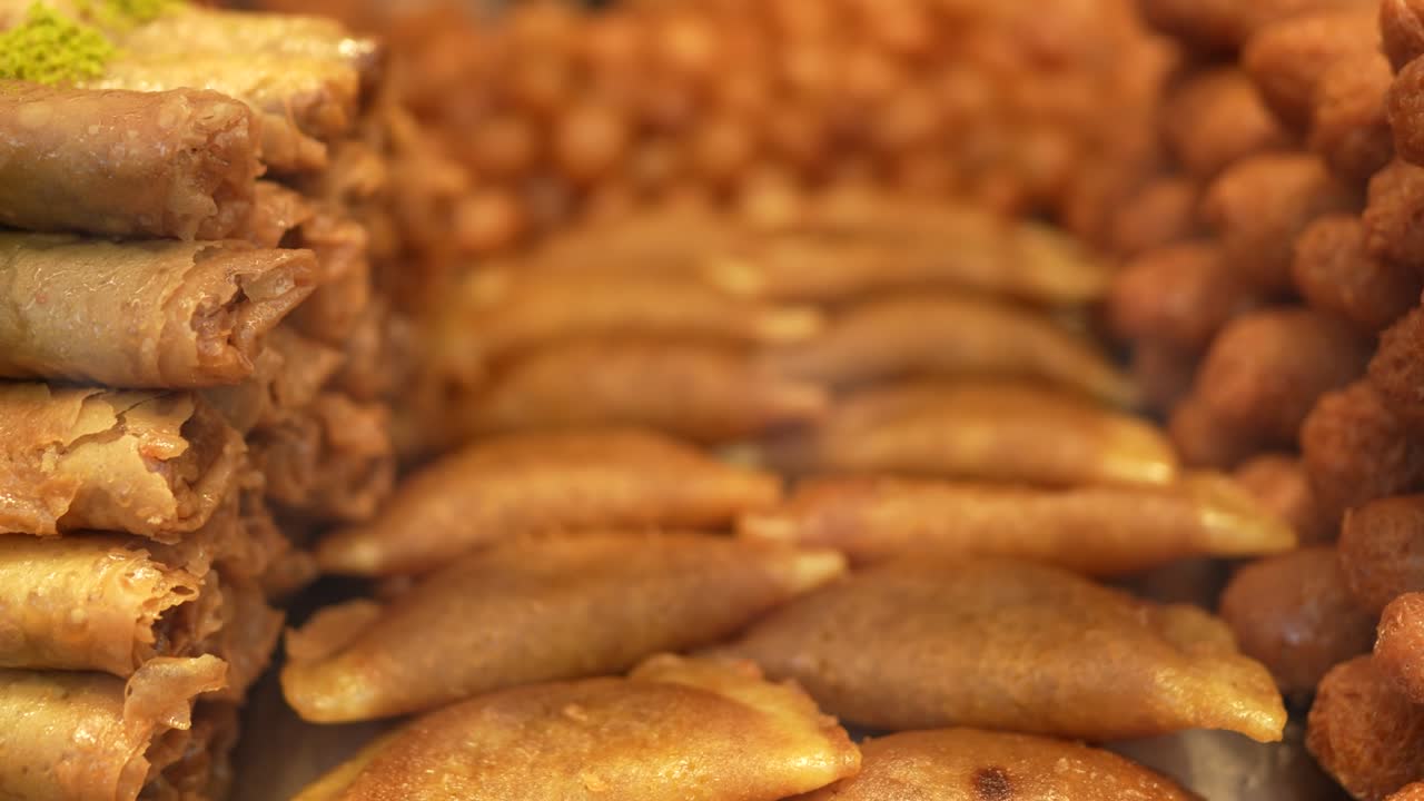 Video di dolci turchi Lokma e Baklava, Via Istiklal, Taksim, Beyoğlu, Istanbul, Turchia