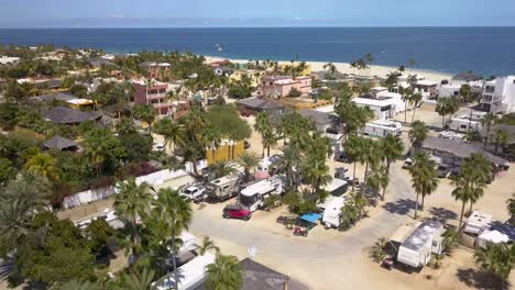 Strandstadt-Im-Tropischen-Touristenziel-Von-Baja-California,-Mexiko---Luftdrohne