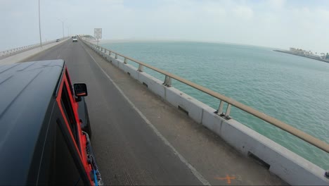 Pov-Conduciendo-En-La-Calzada-De-La-Reina-Isabella-Entre-La-Isla-Del-Padre-Sur-Y-Port-Isabel-Texas