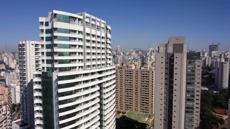 Aerial-view-rising-towards-the-Ca'd'Oro-Escritórios-building,-Sao-Paulo,-Brazil