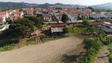 Campo-Agrícola-En-La-Granja-Con-Tractores-Haciendo-Montones-De-Heno-Durante-La-Cosecha