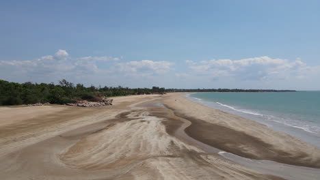 Toma-De-Drones-En-Movimiento-De-Acantilados-En-Casuarina-Beach-Darwin,-Territorio-Del-Norte