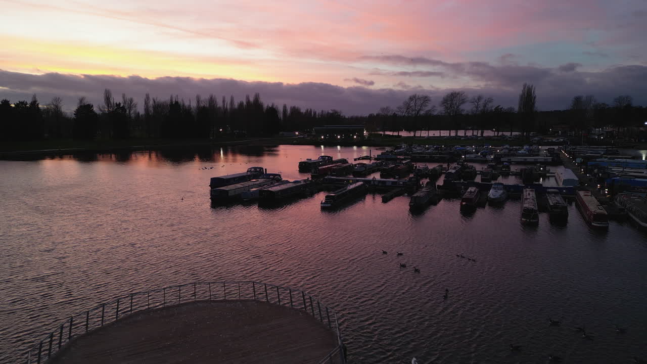 billing aquadrome에서 호수 위로 일몰