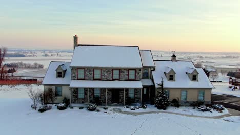 Einfamilienhaus-Im-Winter-Sonnenuntergang,-Panorama-Ländliche-Landschaft-Von-Pennsylvania-Im-Hintergrund