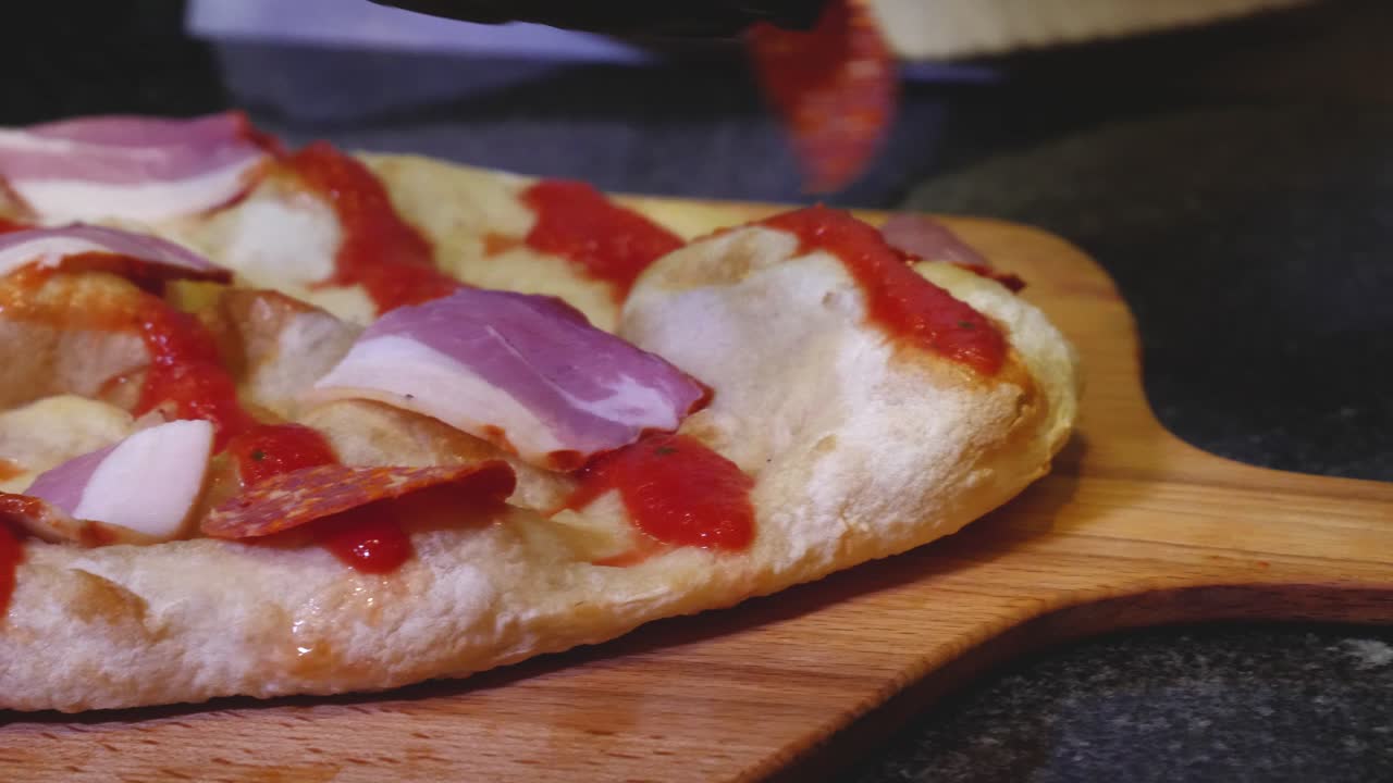 베이컨과 페페로니로 만든 집에서 만든 피자