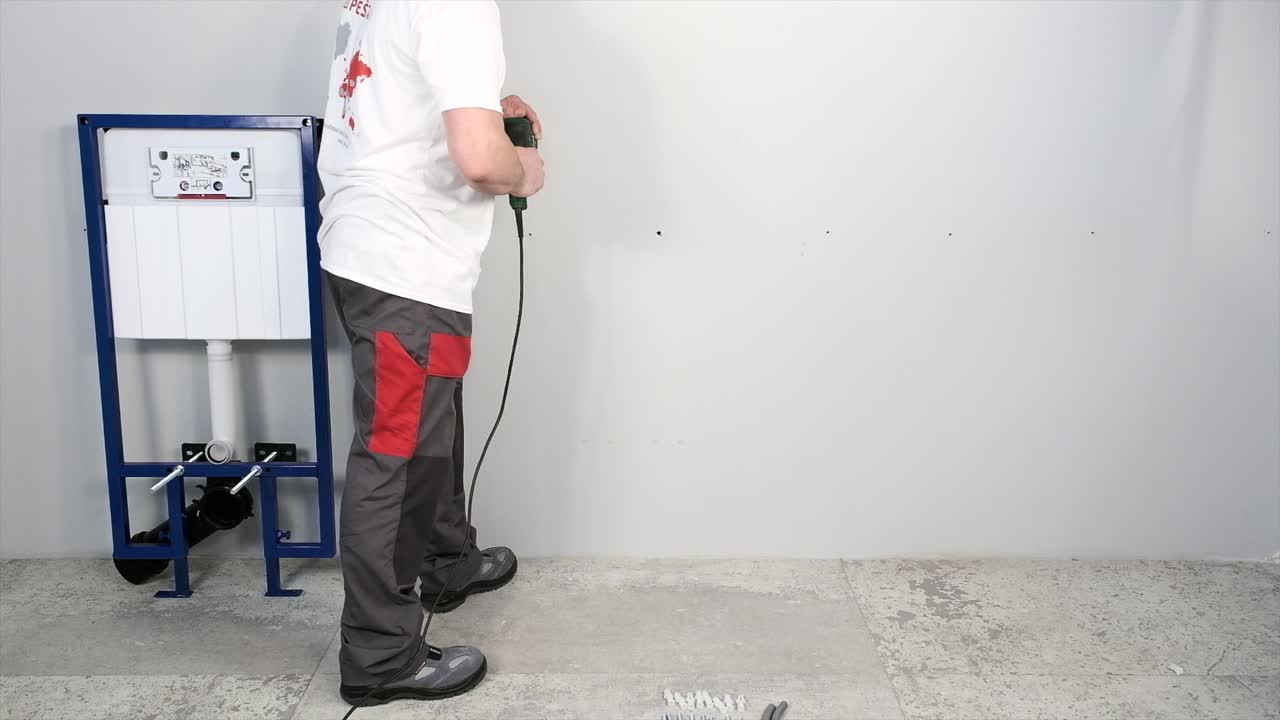 el trabajador que repara e instala el inodoro y descarga utiliza herramientas como alicates y llaves