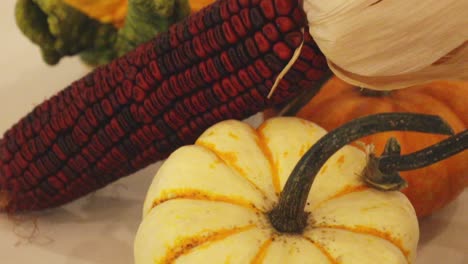 una calabaza adorable se sienta en la mesa