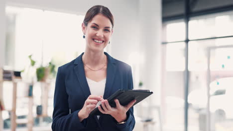 oficina, tableta y cara de mujer de negocios