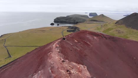 zoom aéreo fuera del volcán eldfell en la isla heimaey en islandia
