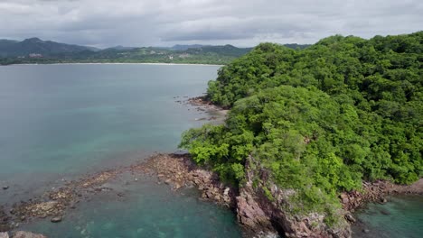 una toma de un dron de 4k de punta sabana point y la península de mirador conchal junto a puerto viejo y playa conchal, o "playa de conchas", a lo largo de la costa noroeste de costa rica