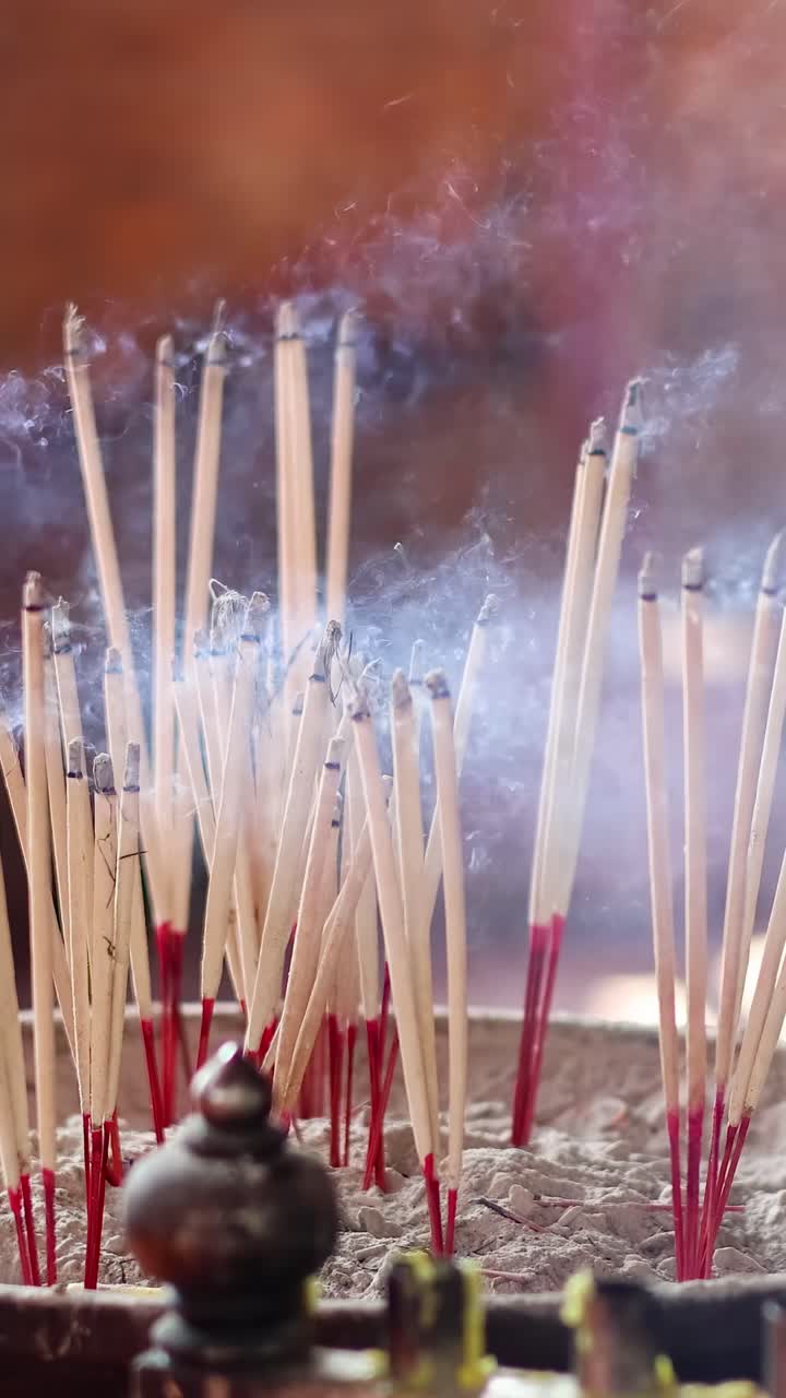 Time-lapse di bastoncini d'incenso che bruciano e fumano