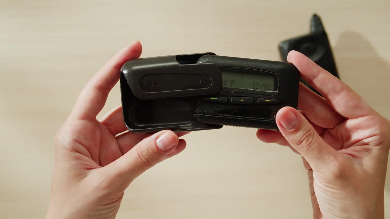 llamador vintage en las manos