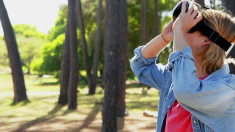 Hombre-Usando-Casco-De-Realidad-Virtual-4k