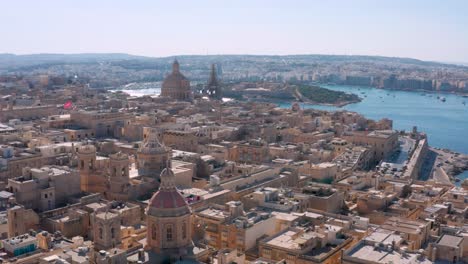 drone volando sobre la ciudad de la valletta en malta