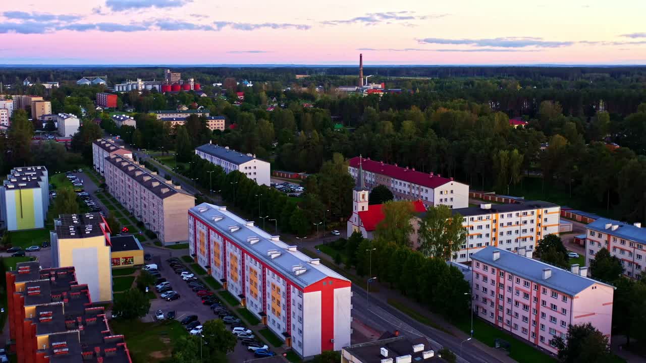 Quartiere residenziale denso di condomini sotto il cielo crepuscolare a Valmiera, Lettonia, vista aerea