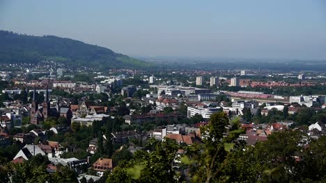 Vista-De-Friburgo-Desde-El-Schlossberg-En-Un-Día-De-Primavera,-Iglesia-St